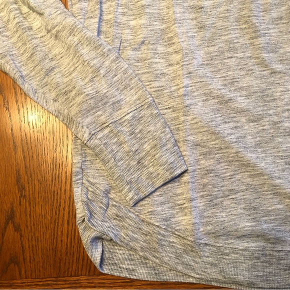Women’s Athleta Gray Curved Hem Sweatshirt Size Large - Picture 3 of 7